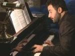 il pianista Maurizio Zaccaria durante l'esecuzione del Preludio n.2 "Milite ignoto" del compositore Francesco Marino